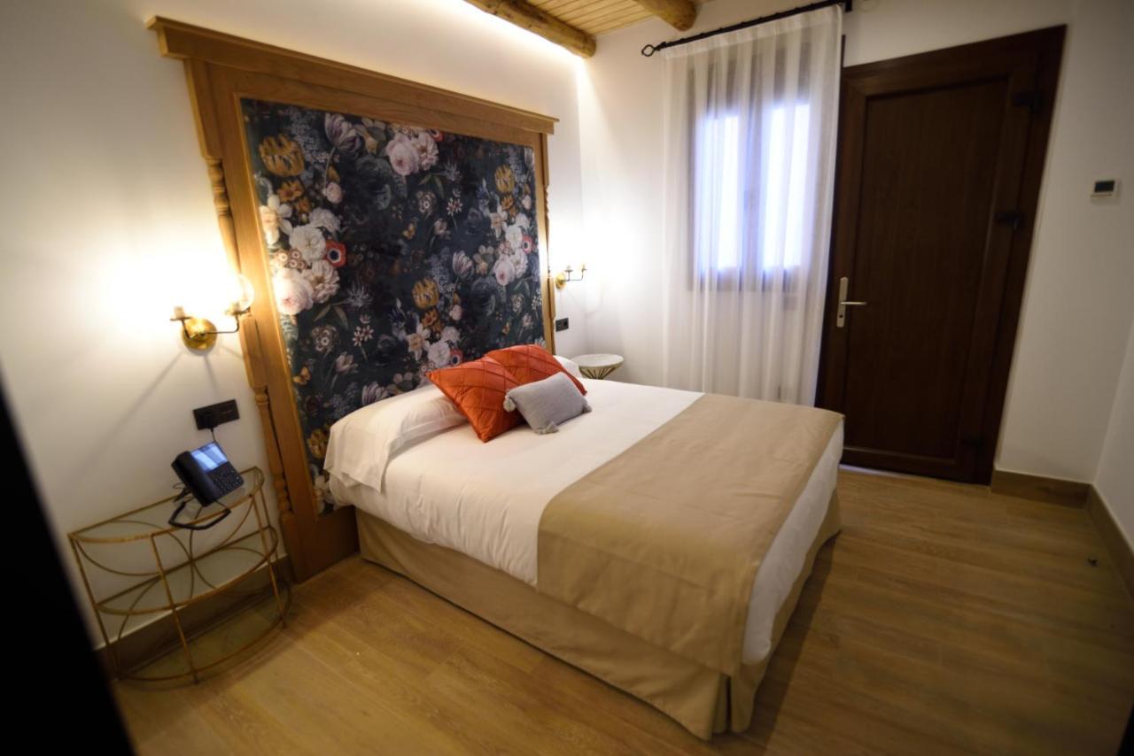 Hostal Rural Santa Habitaciones Aldea Del Rocio Ngoại thất bức ảnh